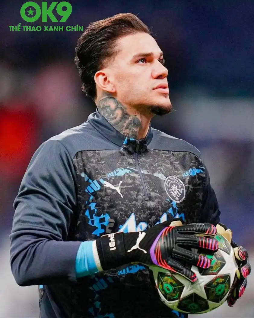 Ederson tiếp tục giữ vai trò thủ môn số một của Manchester City. Ảnh: @mancityfever2 Ederson tiếp tục giữ vai trò thủ môn số một của Manchester City. Ảnh: @mancityfever2