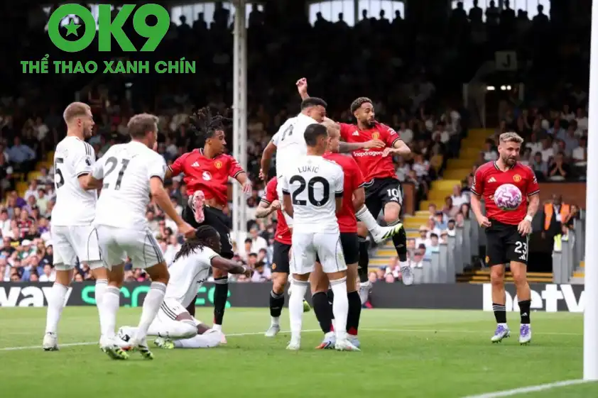 Bassey (ngồi) cho rằng Yoro đã phạm lỗi trước khi bật cao đánh đầu (Ảnh: Evening Standard).